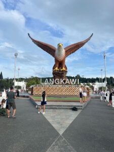 Kereta sewa Jeti Kuah berdekatan mercu tanda Dataran Lang Langkawi